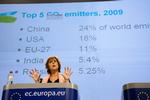 Tidspres. EU's klimakommissær Connie Hedegaard revser før de afgørende forhandlinger de få lande, der endnu ikke ønsker at indgå i en fælles køreplan for nedbringelsen af det globale CO2-udslip. 