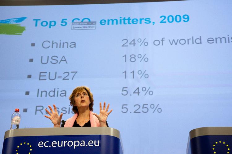 Tidspres. EU's klimakommissær Connie Hedegaard revser før de afgørende forhandlinger de få lande, der endnu ikke ønsker at indgå i en fælles køreplan for nedbringelsen af det globale CO2-udslip. 