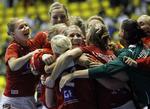 Eufori. Det danske kvindelandshold i håndbold slog knebent Sverige, og vandt dermed deres indledende gruppe ved VM i Brasilien. 