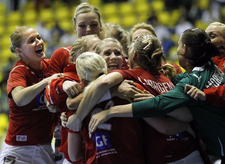 Eufori. Det danske kvindelandshold i håndbold slog knebent Sverige, og vandt dermed deres indledende gruppe ved VM i Brasilien. 