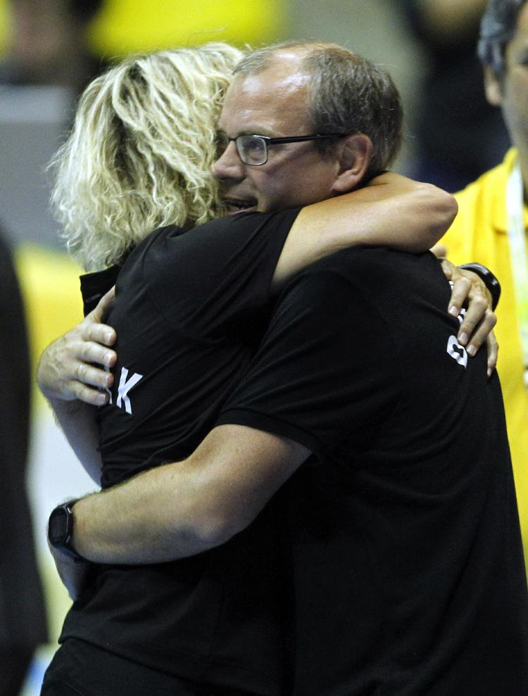 Krammer. Målmandstræner Vibeke Andersen i favnen på den pavestolte landstræner, der nu kun er en sejr fra OL i London. 