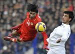 Langt væk. Sayed Mohammed Adnan (tv.) ses her i en VM-kvalifikationskamp mod Usbekistan. Forsvarsspilleren, der blev arresteret i forbindelse med urolighederne i Bahrain tidligere på året, er nu flygtet til Australien. 