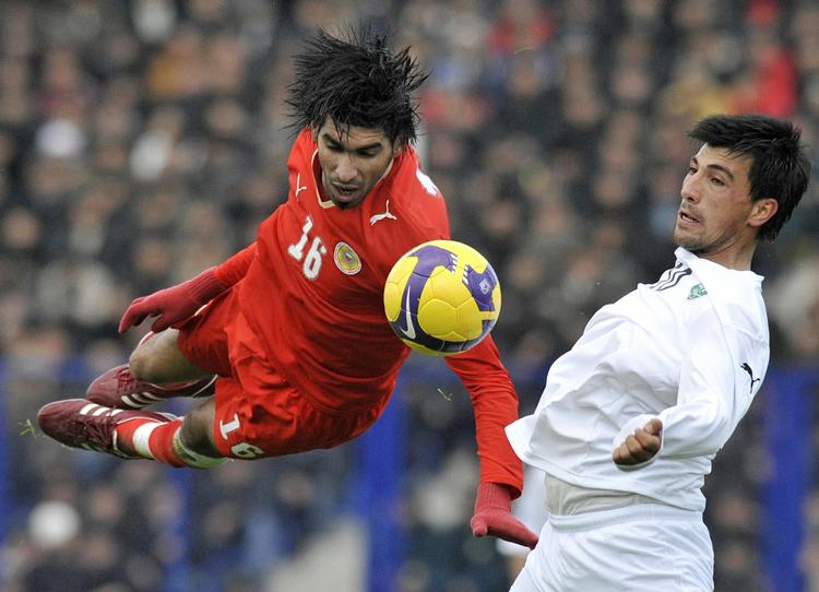 Langt væk. Sayed Mohammed Adnan (tv.) ses her i en VM-kvalifikationskamp mod Usbekistan. Forsvarsspilleren, der blev arresteret i forbindelse med urolighederne i Bahrain tidligere på året, er nu flygtet til Australien. 