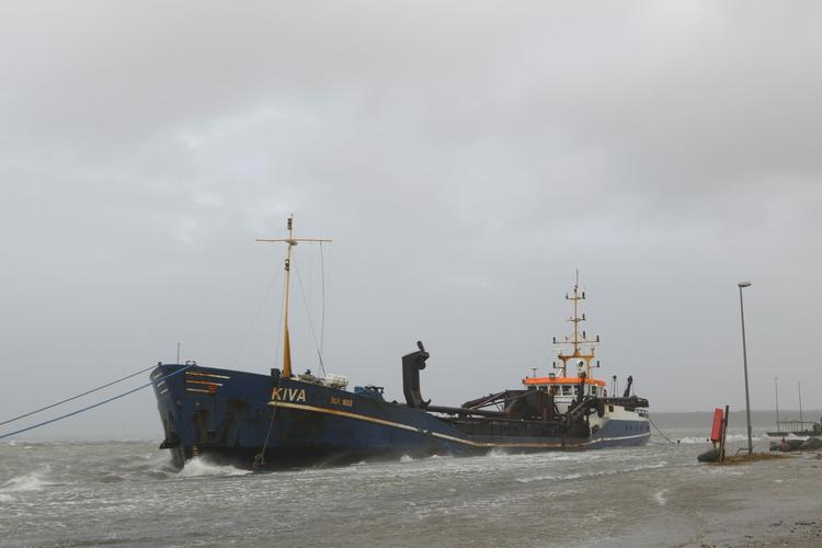 Storm. Især Nordjylland mærkede til det kraftige blæsevejr. Her er det et fartøj i Løgstør, der kæmper med elementerne. 