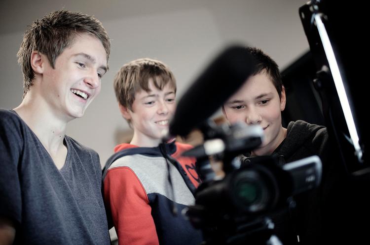 Filmfreaks. Nok er der langt fra Hollywood til Møn, men interessen for film er ikke til at tage fejl af hos Jonas, Benjamin og Frederik og de 27 andre elever på den nyoprettede filmskole for unge i Stege. 