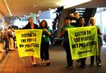 Greenpeace-aktivister bliver vist væk fra klimaforhandlingerne i Durban. 