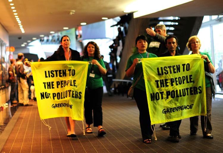 Greenpeace-aktivister bliver vist væk fra klimaforhandlingerne i Durban. 