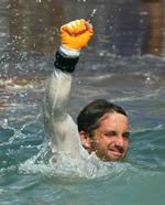 Svømmetur. Ben Ainslie var så rasende på tv-folkene, at han sprang i vandet, svømmede over til båden, gik om bord og uddelte øretæver. 
