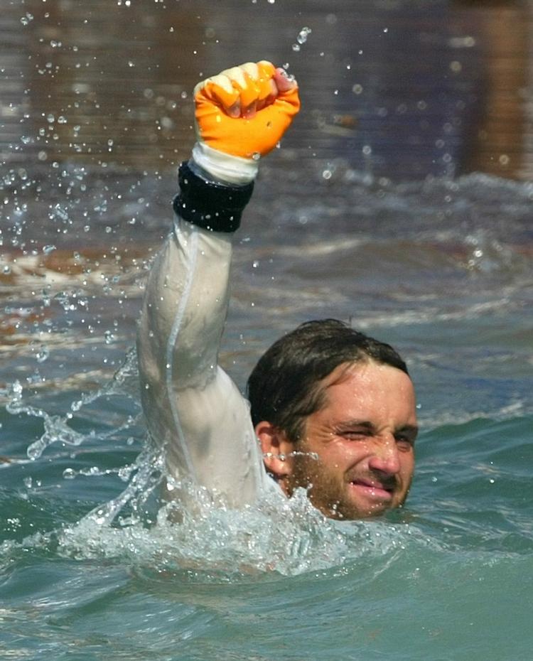 Svømmetur. Ben Ainslie var så rasende på tv-folkene, at han sprang i vandet, svømmede over til båden, gik om bord og uddelte øretæver. 