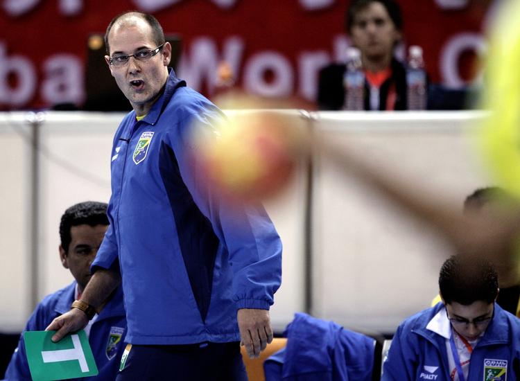 Mirakelmager. Morten Soubak har arbejdet med det brasilianske mandskab i over fem år og endvidere også arbejdet som cheftræner i en brasiliansk klub. 