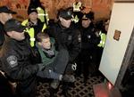 RYDNING. Aktivist fra Occupy Boston bæres ind i salatfad under rydningen af protestlejren. 