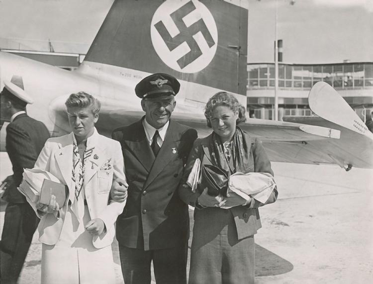 Kors. Ragnhild Hveger og Inge Sørensen på vej om bord i et Lufthansafly. Dateringen er usikker. Foto: Holger Damgaard 