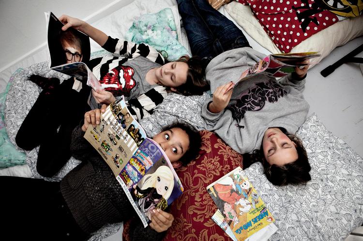 Pigehygge. Som de fleste børn i Danmark er Astrid, Olivia og Matilde (og Isra, som måtte gå, før fotografen var færdig) garvede mediebrugere og suger til sig fra både Anders And og Vi Unge - og computerspil, tv-serier, mobilspil, nintendo, PlayStation og Wii. 