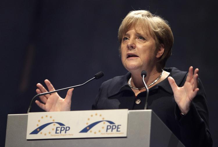 jernlady. Angela Merkel visualiserer her fint, hvor stor en nedtur, gældskrisen har været. 