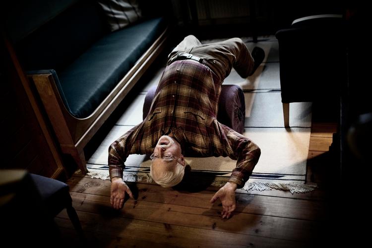 alene. Julius Lund har i flere omgange boet og arbejdet i Latinamerika, men basen har været  fast her i lejligheden på Christianshavn  i tre årtier. »Jeg ved godt, at jeg har færre år at leve i, end jeg har levet, det kan jeg lige så godt se i øjnene«, siger han. 