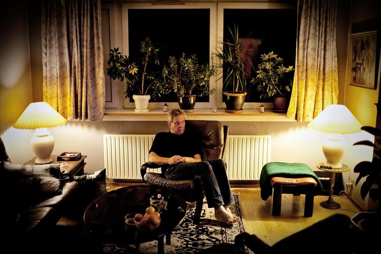 enlig. Hvor det i 1982 var knap 10 procent af alle mænd, der levede alene, var denne andel 25 år senere vokset til 17 procent. Her er det den 55-årige førtidspensionist, Hjørn Bagger, der bor alene i en stuelejlighed i Kalundborg. 