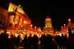 ADVARSEL. Berlins Politi har fået henvendelser fra flere besøgende på byens populære julemarkeder, der er blevet forgiftet af de sjusser, en ukendt mand har budt dem på. Arkivfoto fra juleboderne på Gendarmenmarkt i det centrale Berlin. 