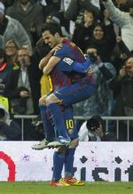3-1. Lionel Messi og Cesc Fabregas jubler efter kampens sidste scoring. 