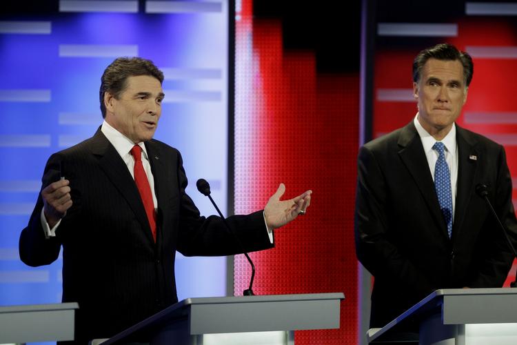 DEBAT. Rick Perry og Mitt Romney (t.h.) under debatten mellem de republikanske præsidentkandidater i Des Moines i Iowa, hvor Romneys væddelyst vakte opsigt. 