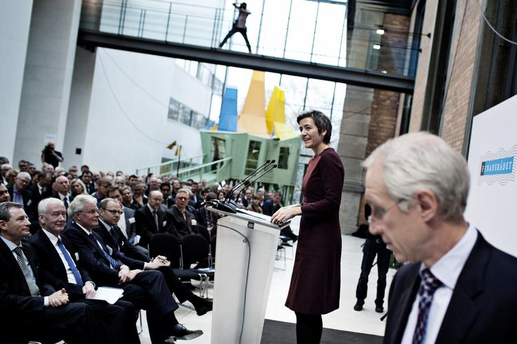 Venner. Politikerne har lyttet for meget til bankerne i den økonomiske krise, mener debattør. 