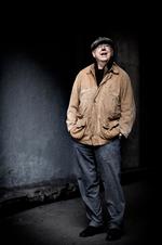 Til vejrs. Midt i livet falder mange i søvn, siger Klaus Rifbjerg, der råder til, at man engang imellem stiger lidt til vejrs og ser verden på ny. »Bare mærke, at man er her. Og se, at der også er smukke øjeblikke, hvor man kan se på et træ, at det er et træ, og på en and, at det er en and«. 