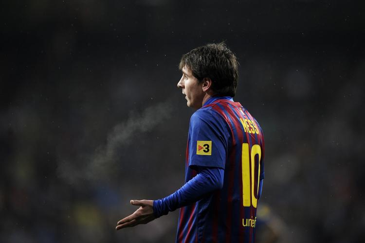 Heldig? Lionel Messi bør overvejse, at sende et julekort til dommeren i Barcas opgør mod Real Madrid. 