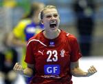 Pletskud. Ann Grete Nørgaard jubler efter en scoring mod Sverige. Hun er med 18 mål foreløbig bedst scorende danske fløjspiller ved VM. 