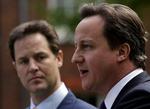 REGERINGSPARTNERE. Den konservative premierminister David Cameron (i forgrunden) fotograferet under et pressemøde med Nick Clegg fra regeringspartnerne Liberaldemokraterne. 