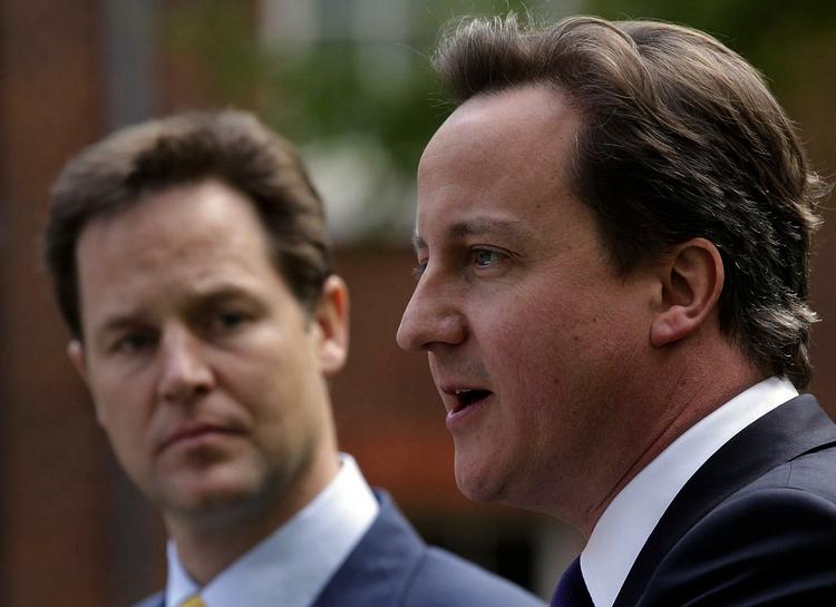 REGERINGSPARTNERE. Den konservative premierminister David Cameron (i forgrunden) fotograferet under et pressemøde med Nick Clegg fra regeringspartnerne Liberaldemokraterne. 
