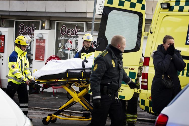 Dødsbrand. Politi og brandvæsen fik alarmen om eksplosionsbranden  klokken 12.13. 