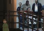 Fængslet. Manuel Noriega vinker mens han i en kørestdol bakses på plads i El Ranacer-fængslet i udkanten af Panama City. 
