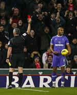 Ud! Dommer Chris Foy viser Tottenhams Younes Kaboul ud i kampen mod Stoke. 