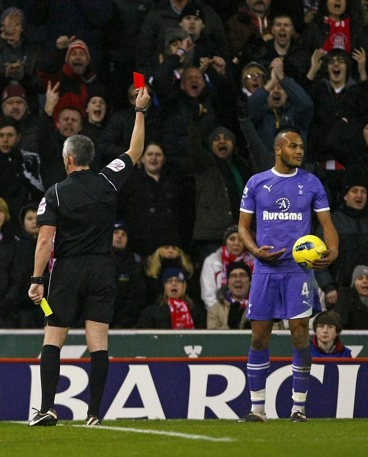 Ud! Dommer Chris Foy viser Tottenhams Younes Kaboul ud i kampen mod Stoke. 