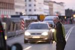dirigent. Politiet mødte op på Nørreport Station for at løsne op for trafikken. 