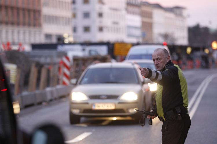 dirigent. Politiet mødte op på Nørreport Station for at løsne op for trafikken. 