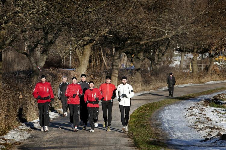 opfordring. Vær fysisk aktiv mindst 30 minutter om dagen, hvis du er voksen, lyder rådet. 