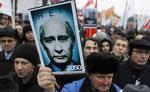 Protest. Tusindvis af russere var på gaden i weekenden for at protesteret over, hvad de mener er valgsvindel ved forrige søndags parlamentsvalg. Billedet viser et manipuleret billede af Putin, som stadig vil være russisk regeringsleder i 2050. 
