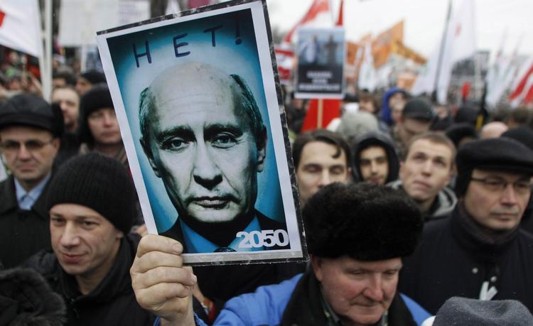 Protest. Tusindvis af russere var på gaden i weekenden for at protesteret over, hvad de mener er valgsvindel ved forrige søndags parlamentsvalg. Billedet viser et manipuleret billede af Putin, som stadig vil være russisk regeringsleder i 2050. 