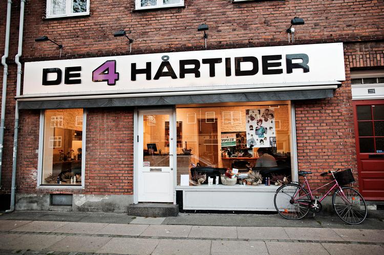 Amagerbrogade. »De 4 Hårtider synes jeg er helt perfekt«, siger Jens E. Behrndtz, hvis organisation rådgiver frisører om valg af salonnavn. »Det er morsomt, og det har 'hår' i sig, så man ved, hvad det handler om«. 