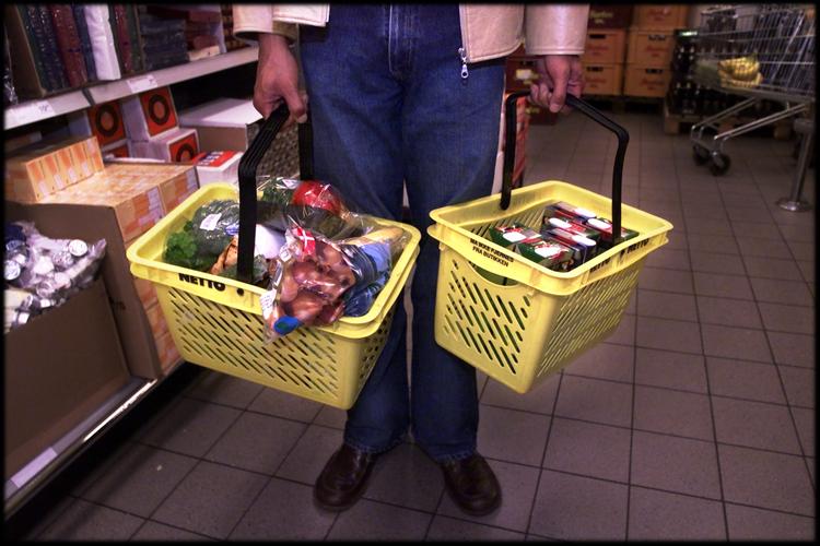 Dyrt. At fylde en indkøbskurv med basisvarer er blevet dyrere. Prissammenligning skal presse priserne ned igen. 