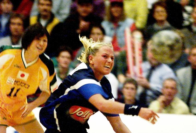 vm-sejr. Da Danmark i 1999 senest mødte Japan i en VM-kamp blev Line Daugaard (th.) topscorer med seks mål i en dansk sejr på 28-15. 