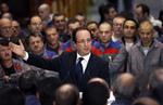 favoritten. Francois Hollande fører i meningsmålingerne over Nicolas Sarkozy forud for præsidentvalget næste år. I sidste uge forsøgte han at sælge billetter til de ansatte på virksomheden Alstom i Le Creusot i det centrale Frankrig. 