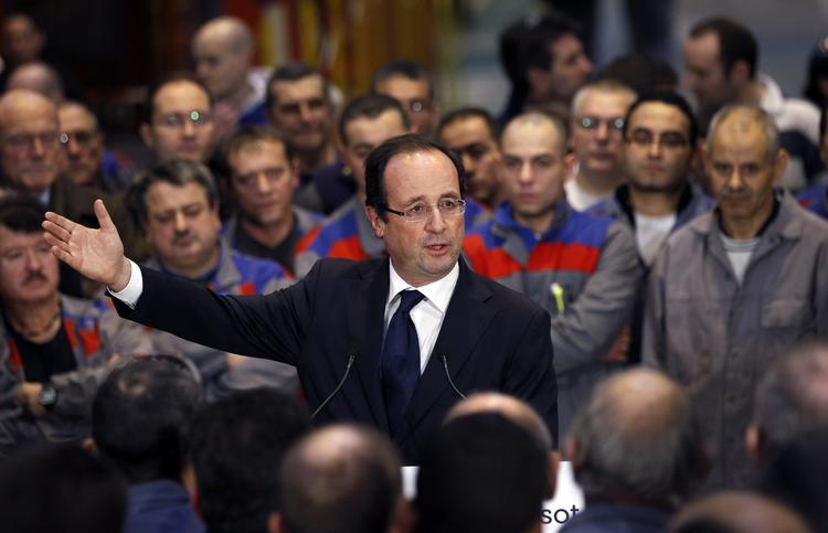 favoritten. Francois Hollande fører i meningsmålingerne over Nicolas Sarkozy forud for præsidentvalget næste år. I sidste uge forsøgte han at sælge billetter til de ansatte på virksomheden Alstom i Le Creusot i det centrale Frankrig. 