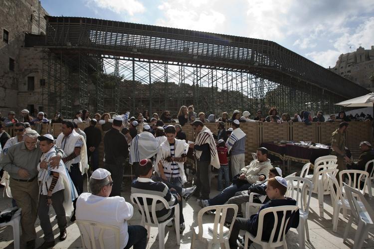adgangsrampe. Det er denne trærampe, som de israelske myndigheder har lukket på grund af brandfare. En handling, som har bragt muslimske sind i kog. 