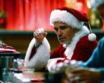 jul.  For mange bliver julens gyldne lys mere og mere mat, jo ældre vi bliver. Her er det Bad Santas komplette desillusion. 