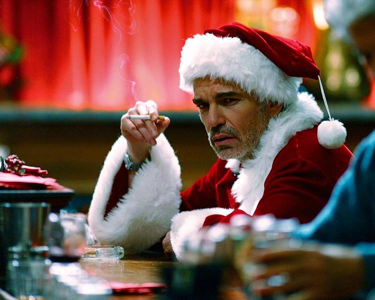 jul.  For mange bliver julens gyldne lys mere og mere mat, jo ældre vi bliver. Her er det Bad Santas komplette desillusion. 