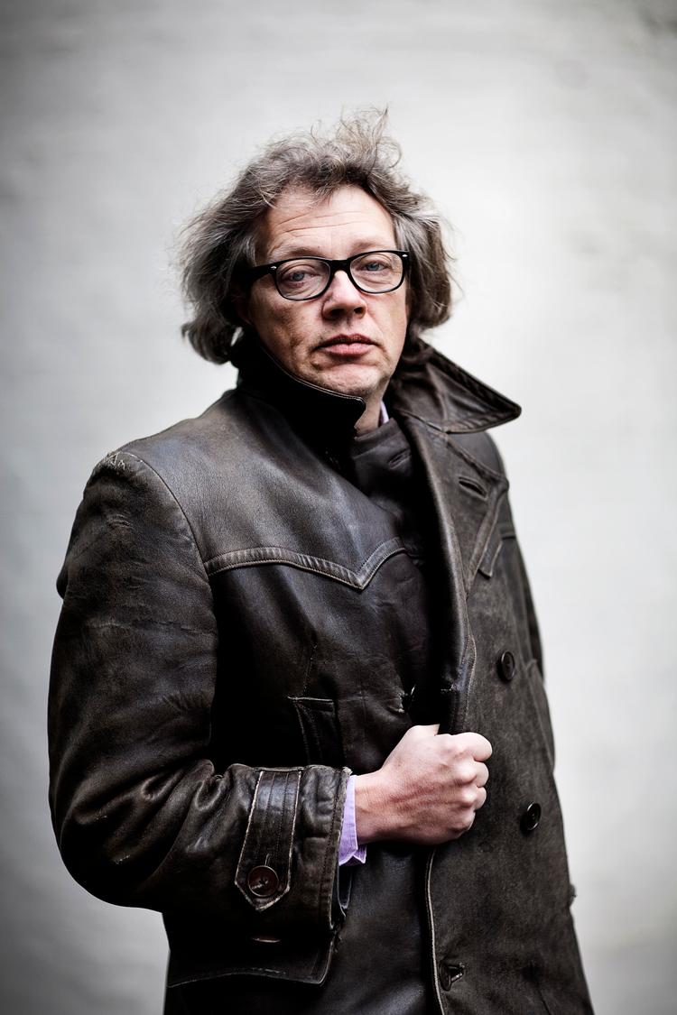 Gentleman. Journalisten Torben Steno går rundt og leger med, at han nu må til at træde i karakter som høflig gentleman. »Jeg bestræber mig på at gøre det bedre. For det, jeg og min generation har præsteret indtil nu, er bare ikke godt nok«, siger bogaktuelle Steno. Foto: Ditte Valente 