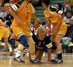 Kæmper. Danmark har ikke så stor en fordel i højden i aftenens møde emd Japan, som man måske skulle tro. Tilbage i 1999 endte japanerne ddog med, at blive de små i VM-kampen, som Danmark vandt med 25-18. 