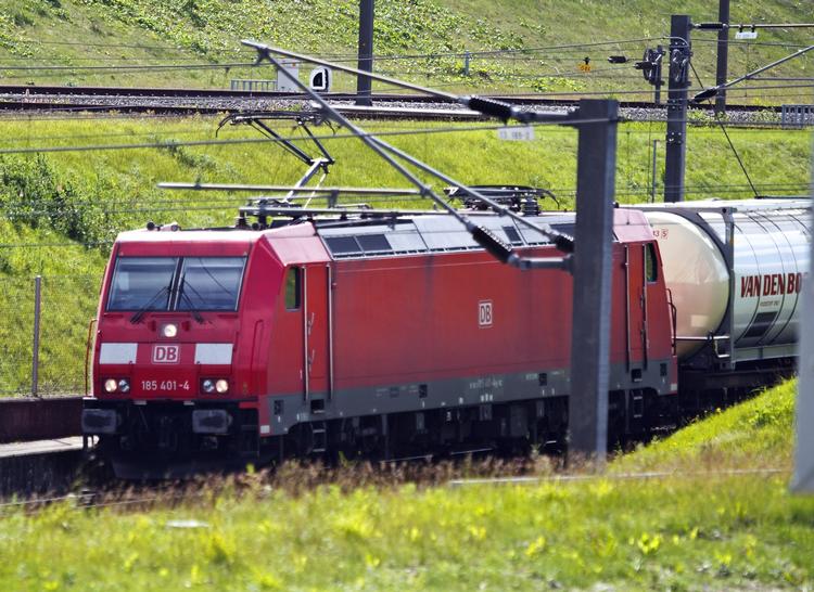 Dramatisk. En 39-årig mand hoppede op på et godstog som dette, der kører 100 kilometer i timen, fordi han ikke ville komme for sent på arbejde. 