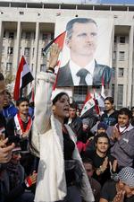 Oprør. Der er fortsat store kampe i Syrien, hvor vandene deles mellem tilhængere og bekæmpere af det syriske regime med præsident Bashar Assad i spidsen. Her ses tilhængere af præsidenten, der demonstrerer i Damaskus. 